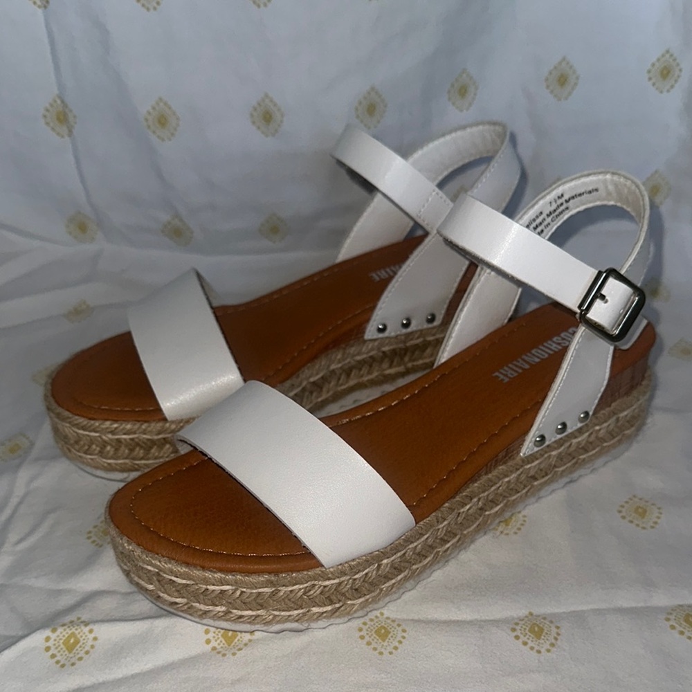 Sandal 👡 White and Tan with Ankle Strap!